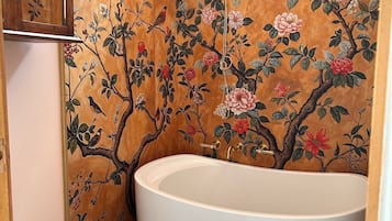 Douche, sĂšche-cheveux, serviettes fournies, savon