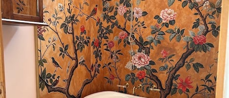 Douche, sĂšche-cheveux, serviettes fournies, savon