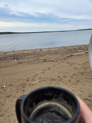 En la playa, camastros y toallas de playa