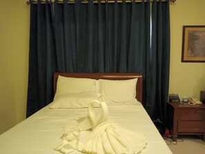 9 chambres, fer et planche à repasser, Wi-Fi, draps fournis
