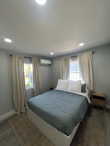 Cozy Modern Beachside Condo Sleeps 4 in Madeira Beach- Steps away from the sand.