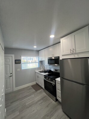 Réfrigérateur, micro-ondes, four, plaque de cuisson