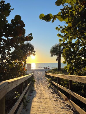 Aurinkotuoleja, rantapyyhkeitä