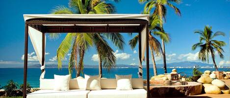 En la playa, camastros y toallas de playa