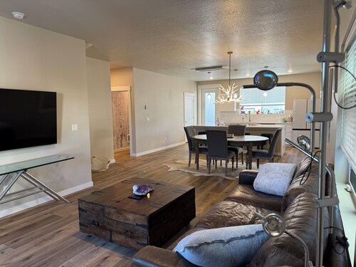Luxury 2-bedroom condo with AC in Garden City
