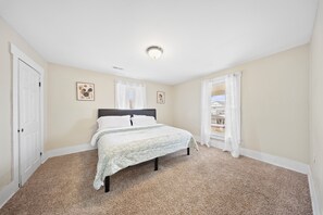 Iron/ironing board, WiFi, bed sheets - Spacious, 3-Bedroom Top-Floor Unit with Laundry Ashland KY-Near UK/KDMC Hospital (Ashland)