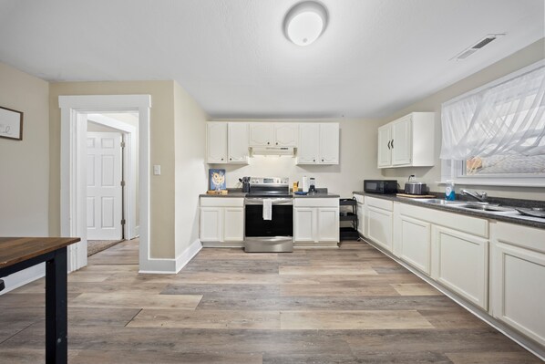 Private kitchen - Spacious, 3-Bedroom Top-Floor Unit with Laundry Ashland KY-Near UK/KDMC Hospital (Ashland)