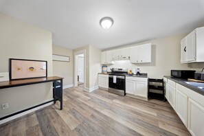 Private kitchen - Spacious, 3-Bedroom Top-Floor Unit with Laundry Ashland KY-Near UK/KDMC Hospital (Ashland)