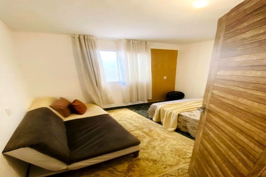 Een strijkplank/strijkijzer, wifi, beddengoed