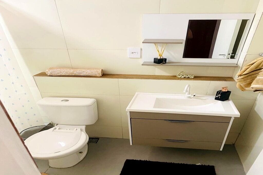 Een haardroger, toiletpapier