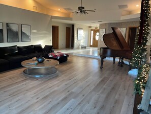 Interior - Beautiful Desert House (Desert Hot Springs)