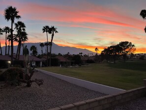 Property grounds - Beautiful Desert House (Desert Hot Springs)