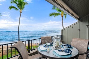 Outdoor dining - Kahana Village 4 Spacious Oceanfront Condo in West Maui (Lahaina)