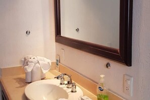 Ducha, secador de pelo, toallas, jabón