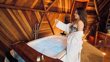 Luxury Room, Mountain View | Private spa tub