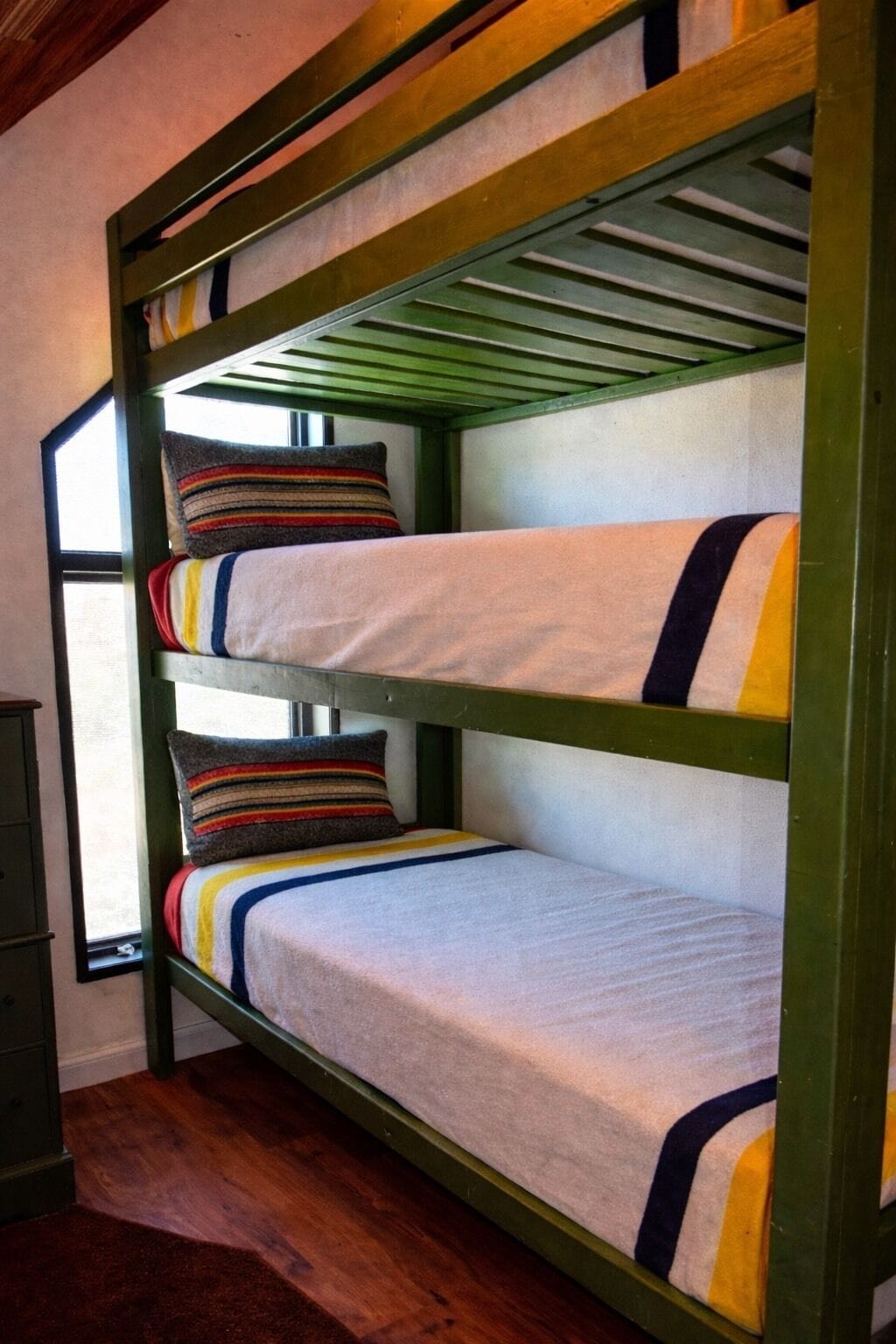 3 bedrooms, internet, bed sheets