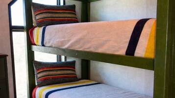 3 bedrooms, internet, bed sheets