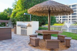 Outdoor dining - Siesta Key Gulf and Bay Club steps to the white sand beach (Sarasota)