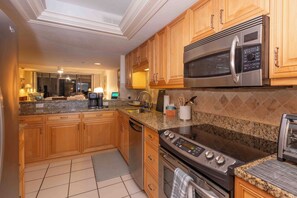 Private kitchen - Siesta Key Gulf and Bay Club steps to the white sand beach (Sarasota)