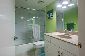 Een douche, een haardroger, handdoeken, zeep