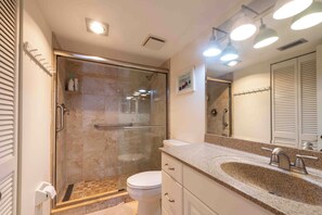 Shower, hair dryer, towels, soap - Siesta Key Gulf and Bay Club steps to the white sand beach (Sarasota)