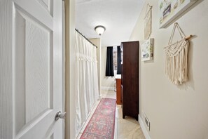 Interior - Spacious, 2-Bedroom Unit with Laundry, Ashland KY-Near UK/KDMC Hospital! (Ashland)