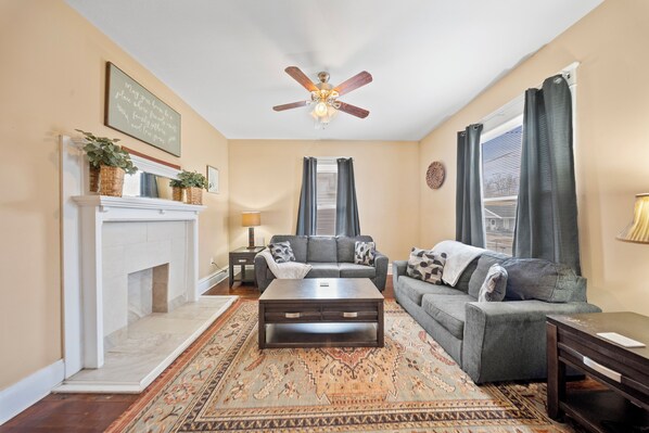 Living area - Spacious, 2-Bedroom Unit with Laundry, Ashland KY-Near UK/KDMC Hospital! (Ashland)