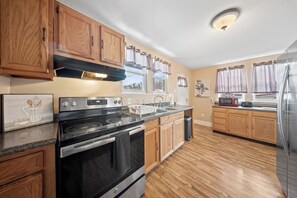 Private kitchen - Spacious, 2-Bedroom Unit with Laundry, Ashland KY-Near UK/KDMC Hospital! (Ashland)