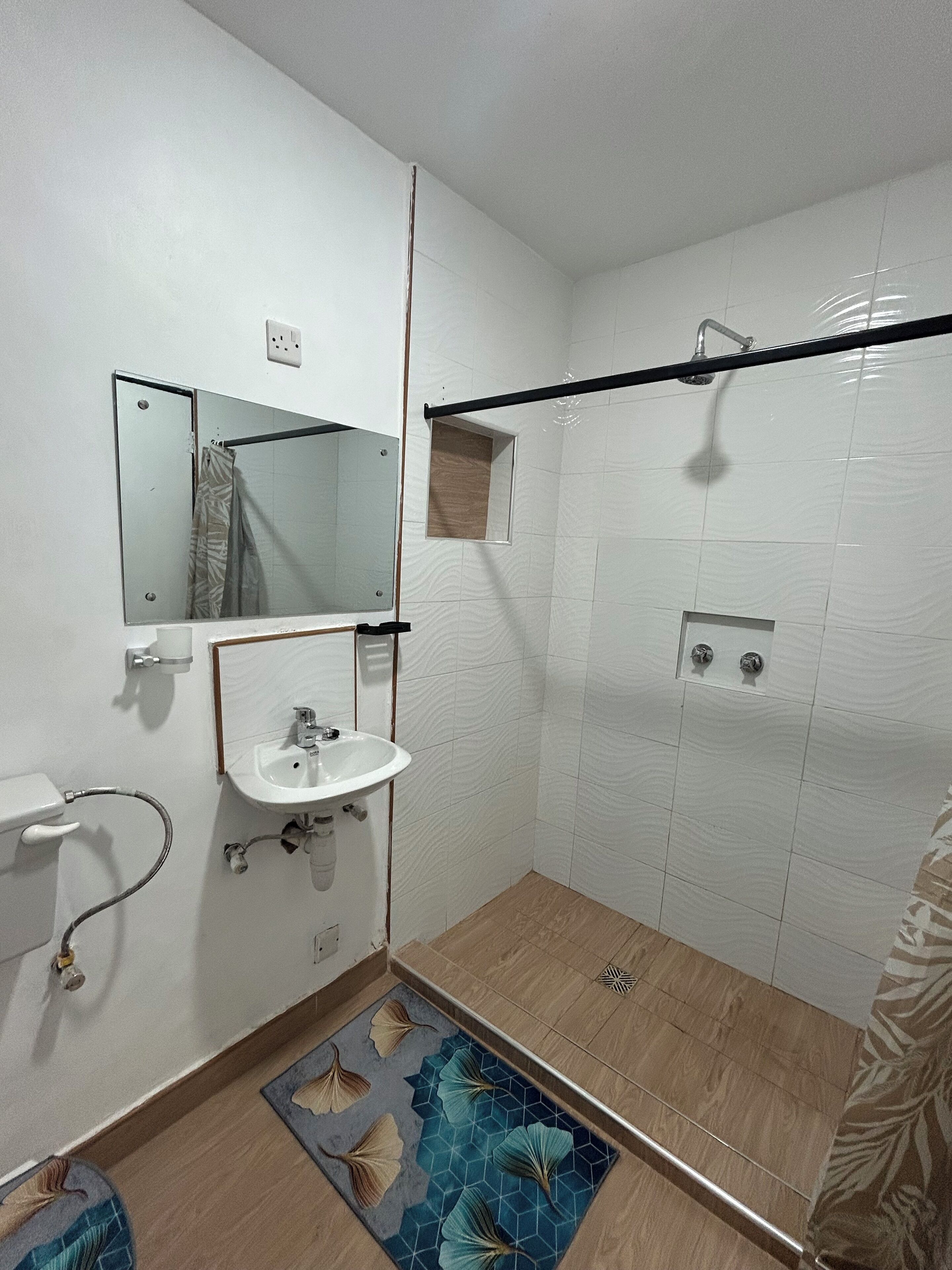 Een douche, handdoeken, zeep, toiletpapier