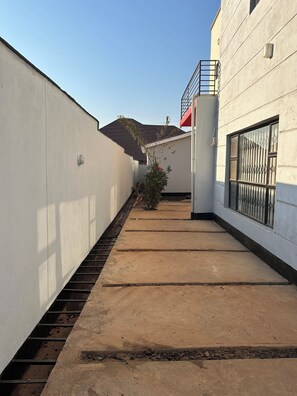 Property grounds - Casa de la 2-bedroom townhome in charming Lilongwe neighborhood (Lilongwe)