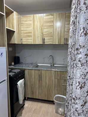 Een koelkast, een magnetron, een oven, een waterkoker