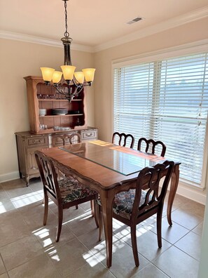 Dining - Grand 3-bedroom house with AC in friendly central Huntsville close to everything (Huntsville)