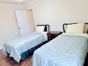 Internet, bed sheets - Grand 3-bedroom house with AC in friendly central Huntsville close to everything (Huntsville)