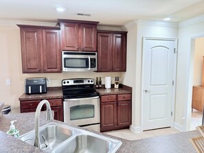Private kitchen - Grand 3-bedroom house with AC in friendly central Huntsville close to everything (Huntsville)