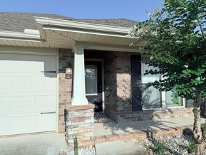 Exterior detail - Grand 3-bedroom house with AC in friendly central Huntsville close to everything (Huntsville)