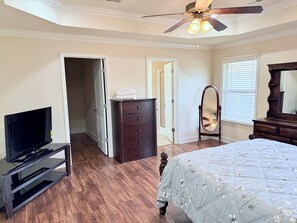Internet, bed sheets - Grand 3-bedroom house with AC in friendly central Huntsville close to everything (Huntsville)