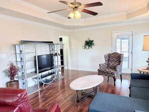 Living area - Grand 3-bedroom house with AC in friendly central Huntsville close to everything (Huntsville)