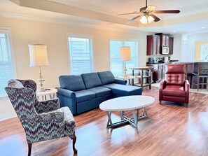 Living area - Grand 3-bedroom house with AC in friendly central Huntsville close to everything (Huntsville)