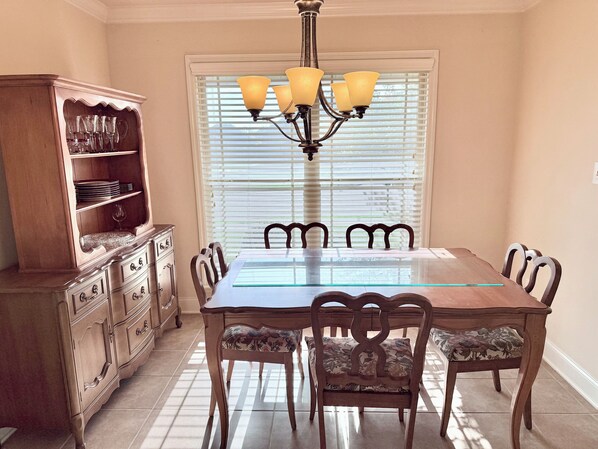 Dining - Grand 3-bedroom house with AC in friendly central Huntsville close to everything (Huntsville)
