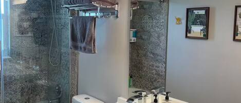 Douche, sèche-cheveux, serviettes fournies, savon