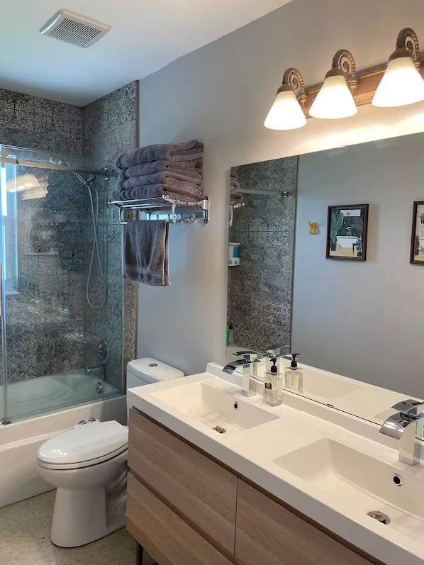 Shower, hair dryer, towels, soap - Walk to Hard Rock, Amphitheater, and Fair grounds. (Tampa)
