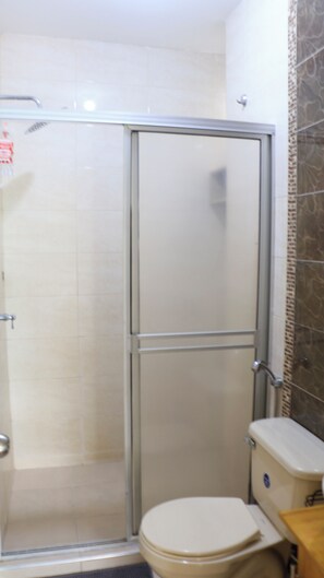 Bidet, towels
