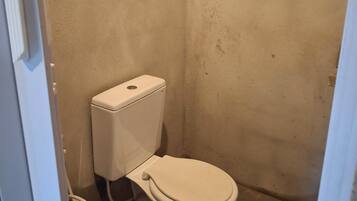 提供毛巾、番梘、廁紙