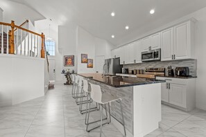 Private kitchen - Group Friendly Home, sleeps 14. Close to Disney Parks & Major Attractions (Kissimmee)