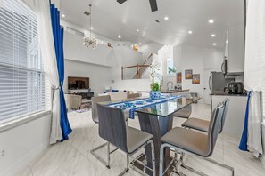 Dining - Group Friendly Home, sleeps 14. Close to Disney Parks & Major Attractions (Kissimmee)