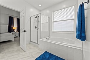 Shower, jetted bath, hair dryer, towels - Group Friendly Home, sleeps 14. Close to Disney Parks & Major Attractions (Kissimmee)