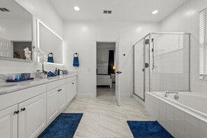 Shower, jetted bath, hair dryer, towels - Group Friendly Home, sleeps 14. Close to Disney Parks & Major Attractions (Kissimmee)