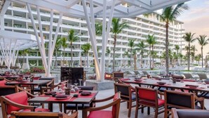 Outdoor dining -  4-Bedroom Penthouse Loft.  Private Rooftop Jacuzzi, Dual Terraces, Ocean Views (Q.R.)
