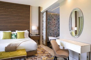 Planxa i posts de planxar, wifi i roba de llit