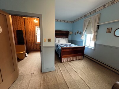 Relaxing Historic Retreat at the Mason House Inn in Scenic Bentonsport